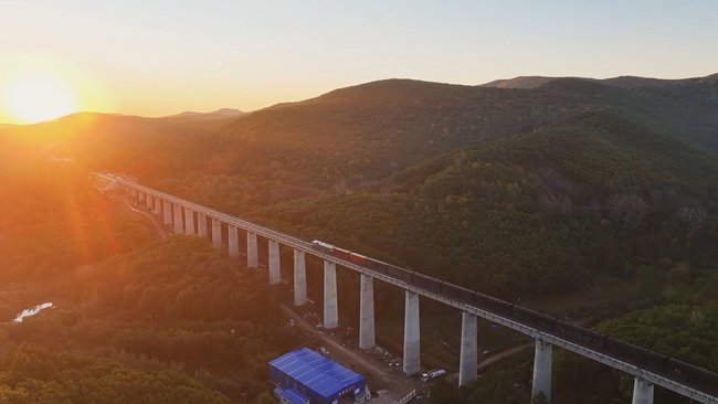 【開放發展躍升計劃·通道擴能賦能行動】提速一倍以上：中歐班列“東通道”濱綏鐵路綏芬河至國境線提質改造工程全線貫通